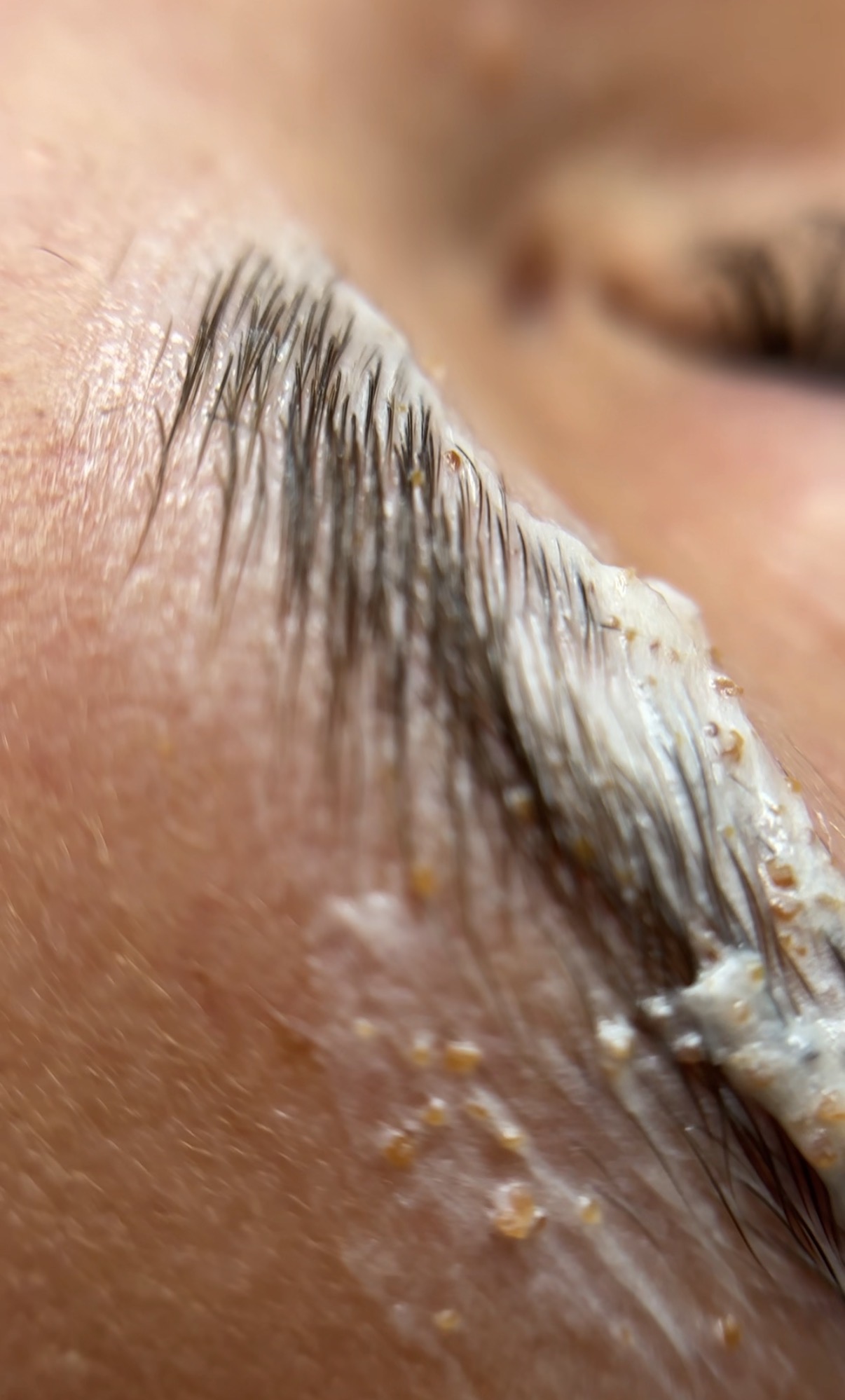 Przygotowanie skóry i włosków do zabiegu stylizacji brwi