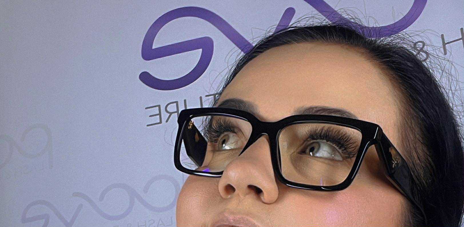 Stylizacja rzęs a zdrowie oczu: co musisz wiedzieć, zanim usiądziesz do klientki?